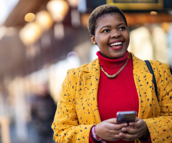 femme souriante avec un téléphone