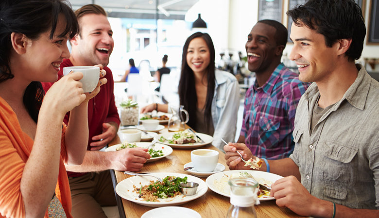 外食する人々